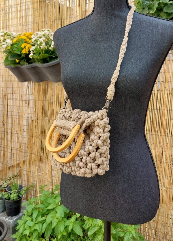 Bolso con asas de madera